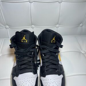 Nike Jordan Air Athletic Shoes Black White Yellow